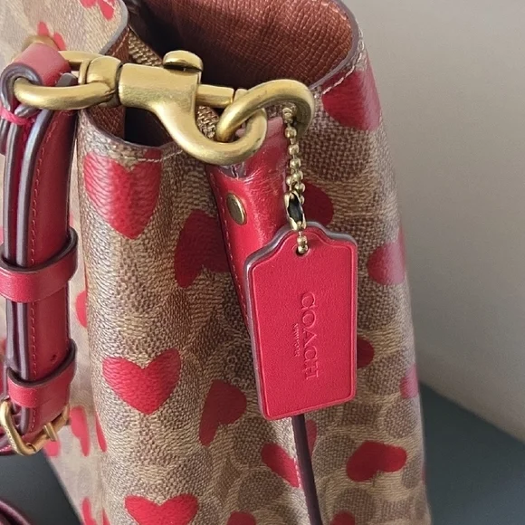 Willow Bucket Bag In Signature Canvas With Heart Print
C8389 - Picture 2 of 16